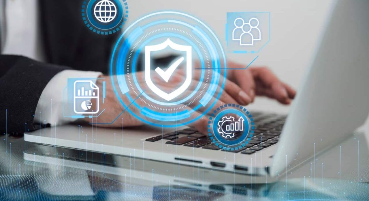 Comparație vizuală între securitatea datelor pe servere proprii versus stocarea în cloud public