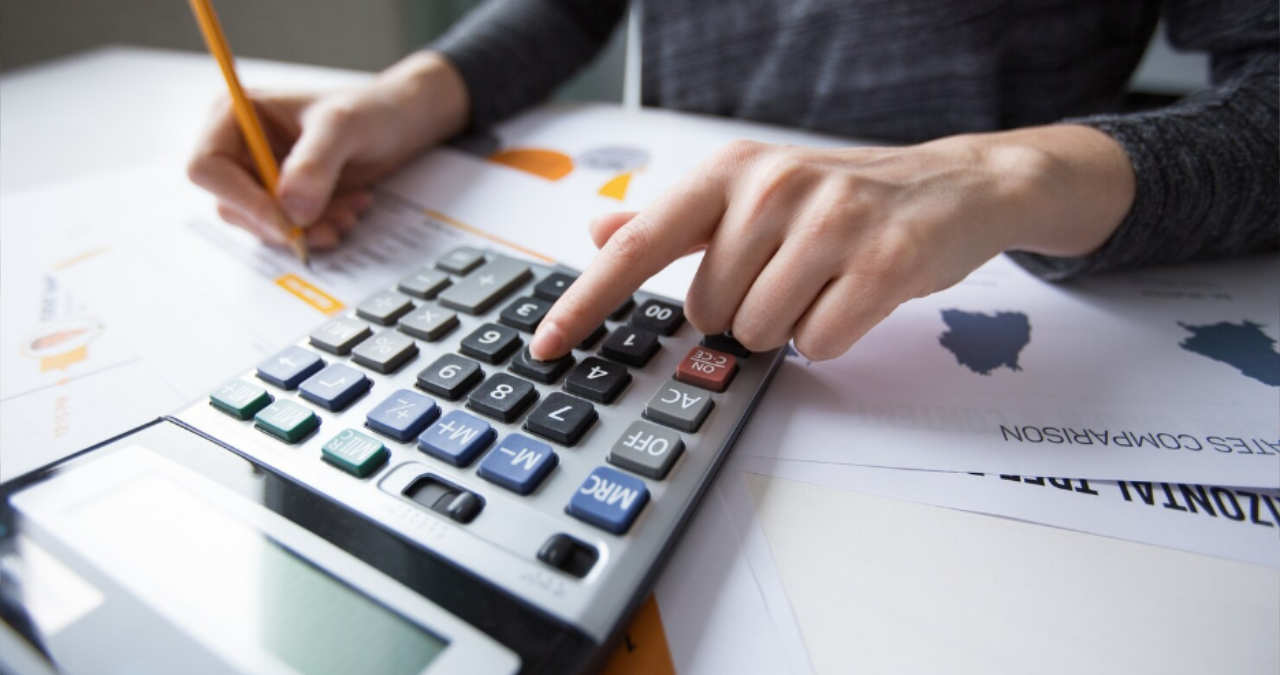 Specialist contabil calculând taxele la stat pentru un contract de muncă cu timp parțial