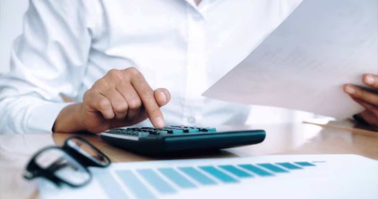 Manager de resurse umane calculând bugetul pentru noul salariu minim de 4325 lei