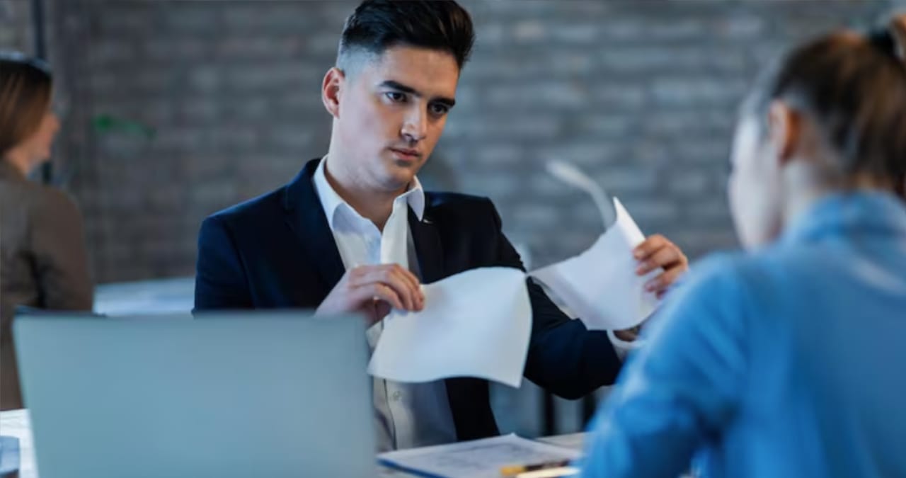 Comisie de cercetare disciplinară discutând procedurile legale cu un angajat