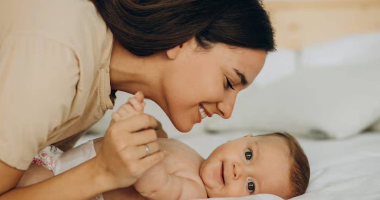 Părinte pregătind dosarul complet cu acte necesare pentru obținerea indemnizației de la AJPIS