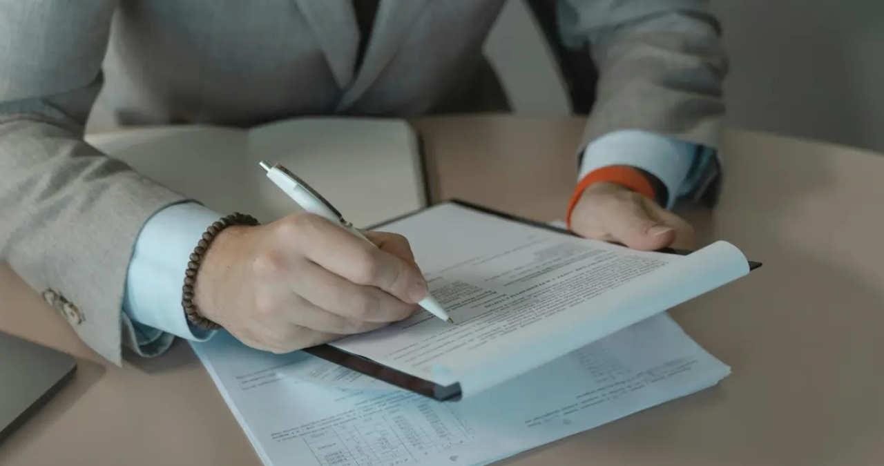 Inspector ITM verificând dosarele de personal în timpul unui control inopinat la sediu