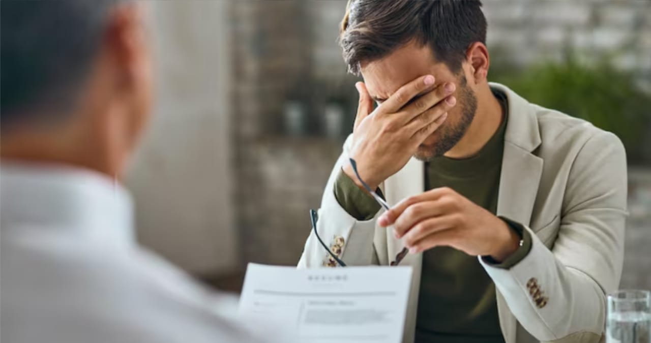 Două persoane semnând un document pentru încetarea contractului de muncă prin acordul părților