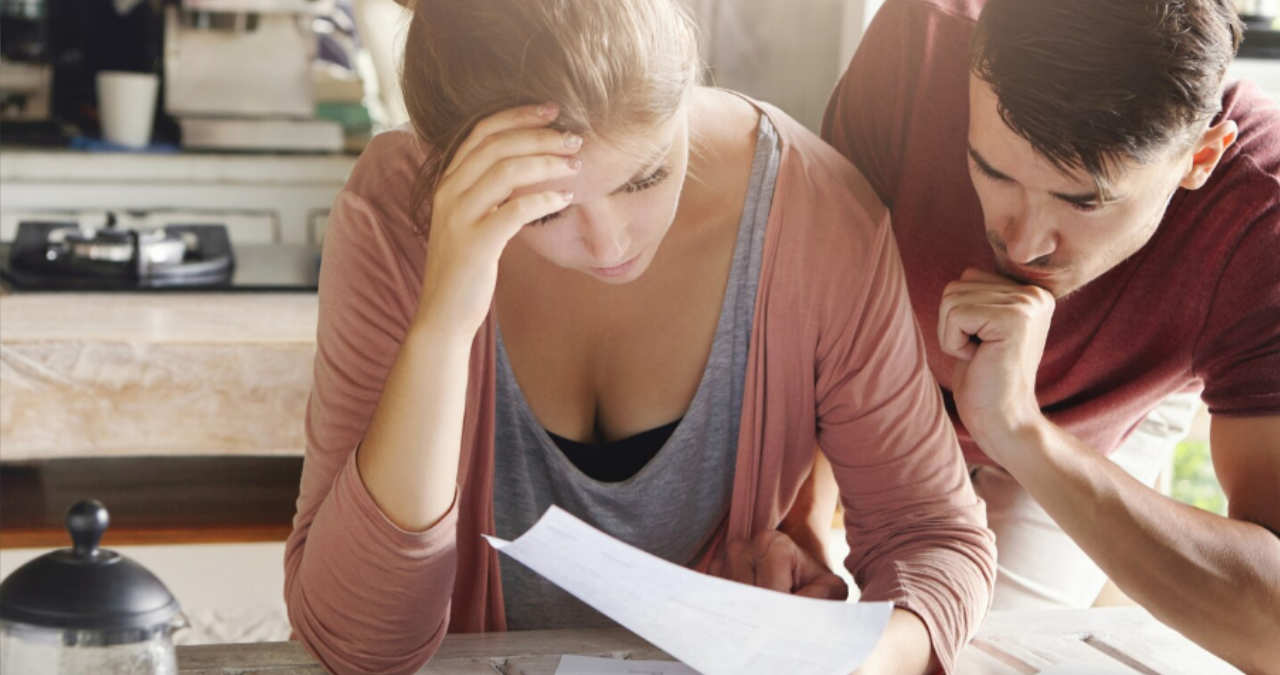Contabil calculând reținerea legală din salariu pentru o înștiințare de poprire
