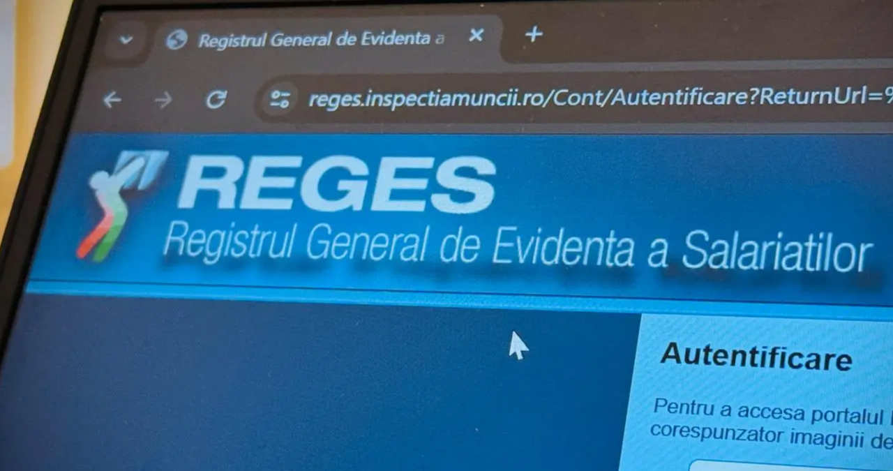 Specialist HR completând datele unui angajat direct în platforma cloud REGES