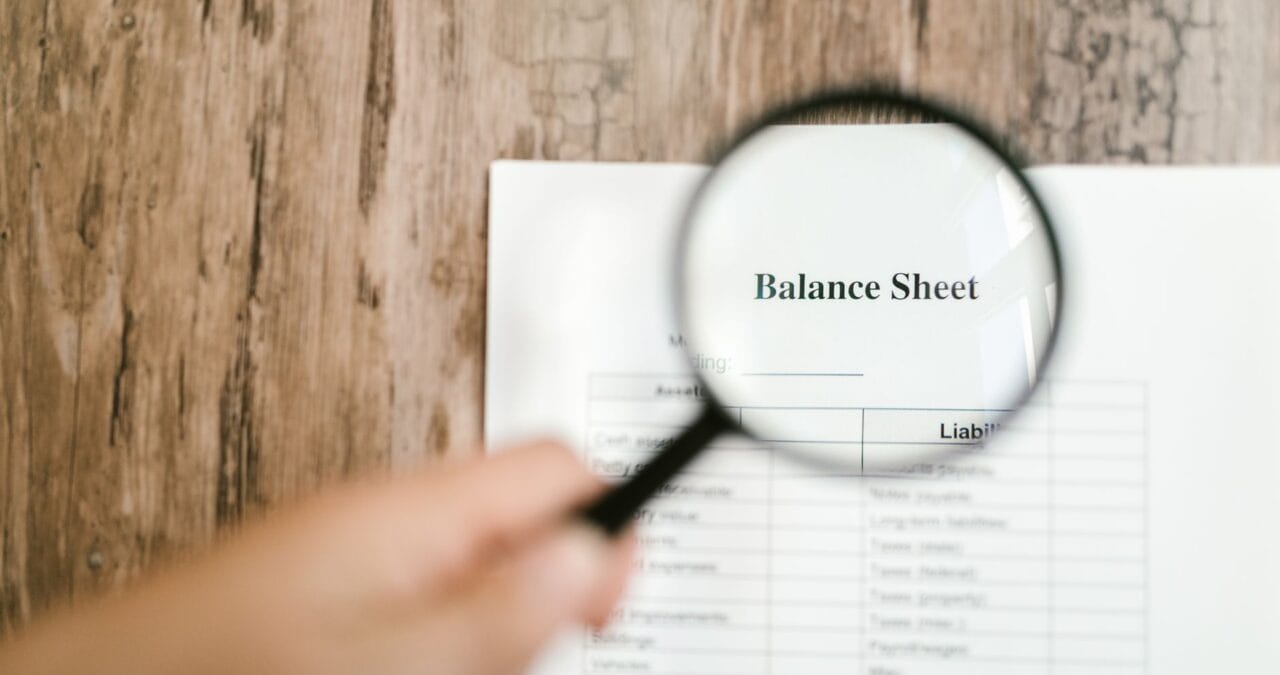 Bilanț vs Cont de Profit și Pierdere: Diferențe și Analiză