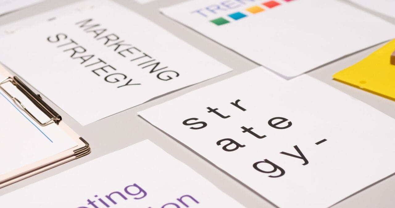 Inbound vs Outbound Marketing: ROI și Strategii în 2026