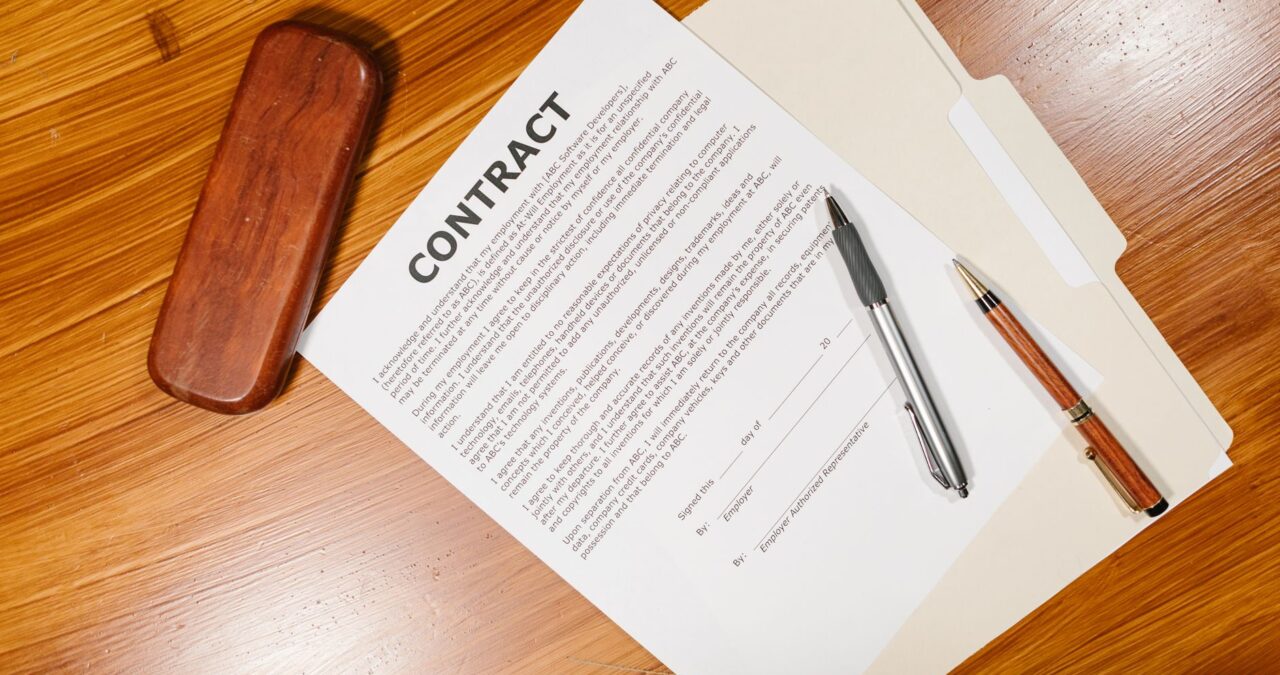 Contract Prestări Servicii vs Muncă 2026: Ghid Manageri